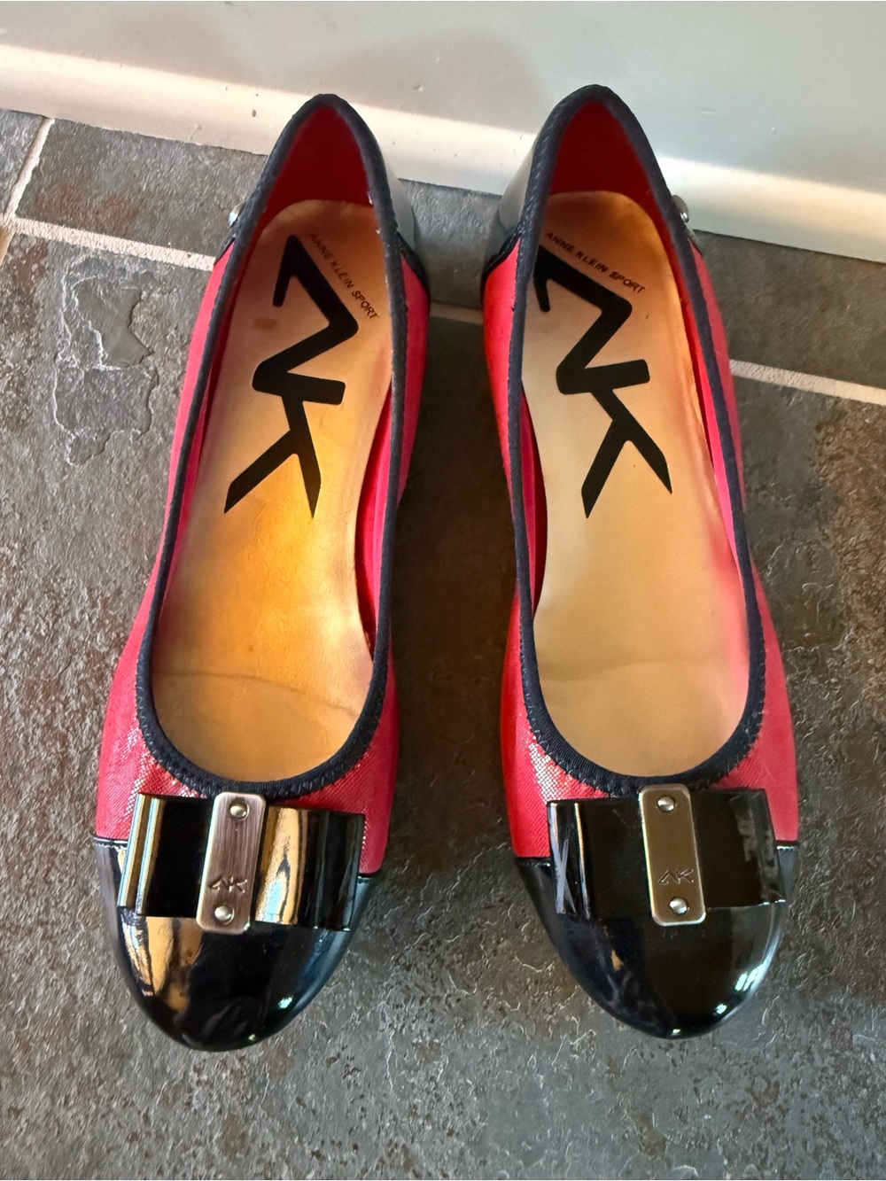 Size 8.5M Anne Klein Red Flats with Black Patent Toe and Bow - Picture 2 of 9